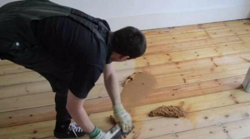 Выравнивание деревянного пола без вскрытия. Как выровнять перепады деревянного пола без демонтажа досок