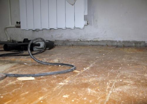 Выравнивание деревянного пола без вскрытия. Как выровнять перепады деревянного пола без демонтажа досок