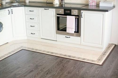 Как красиво сделать пол на кухне плитка+ламинат. Разделение с помощью шва