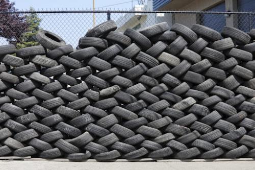 Можно ли сократить стоимость строительства деревянных заборов, используя более дешевые технологии. Какой забор обойдется вам дешевле всего: лучшие варианты недорогих ограждений