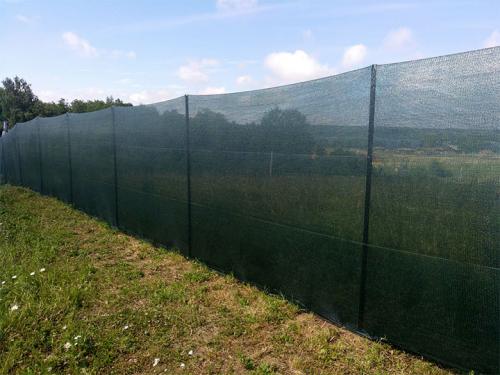 Можно ли сократить стоимость строительства деревянных заборов, используя более дешевые технологии. Какой забор обойдется вам дешевле всего: лучшие варианты недорогих ограждений