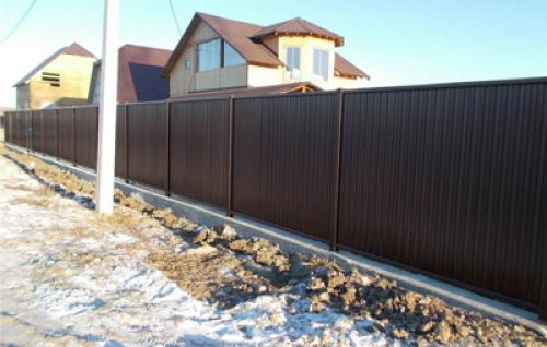 Можно ли сократить стоимость строительства деревянных заборов, используя более дешевые материалы. Как сэкономить при покупке материалов для забора