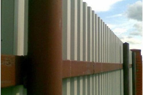 Можно ли сократить стоимость строительства деревянных заборов, используя более дешевые технологии. Какой забор обойдется вам дешевле всего: лучшие варианты недорогих ограждений