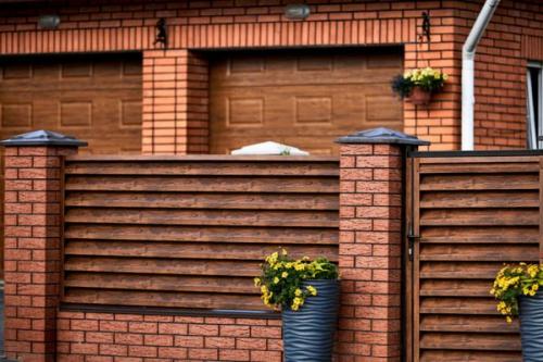 Какие факторы влияют на стоимость деревянного забора по цене от 10500 руб. Сравнение цен на строительство заборов: что влияет на стоимость?