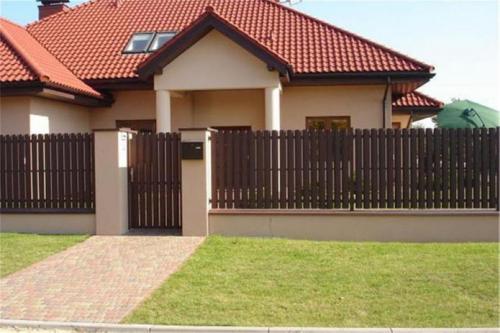 Установка заборов своими руками. Технология монтажа забора из сетки-рабицы своими руками 23