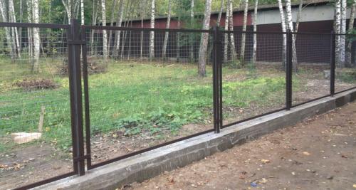 Установка заборов своими руками. Технология монтажа забора из сетки-рабицы своими руками 04