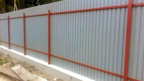 Установка забора из профнастила. Преимущества забора из профлиста