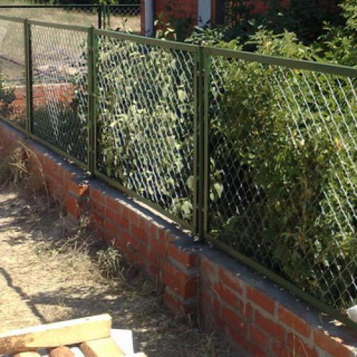 Установка заборов своими руками. Технология монтажа забора из сетки-рабицы своими руками 02