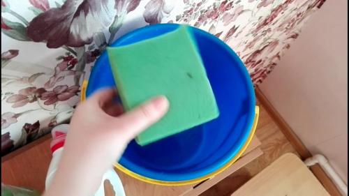 Как отмыть обои на кухне от жира. Как удалить жирные пятна с обоев на кухне