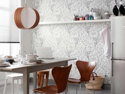 Как отмыть обои на кухне от жира. Как удалить жирные пятна с обоев на кухне