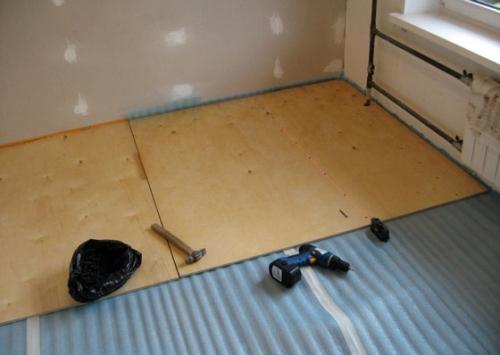 Укладка фанеры на неровный деревянный пол. Необходимость выравнивания пола