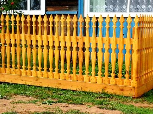 Забор из деревянного штакетника горизонтальный. Устанавливаем деревянный штакетник - бюджетную ограду для дачи