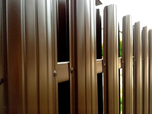 Красивый забор из штакетника своими руками. Установка забора из металлического штакетника: делаем монтаж своими руками