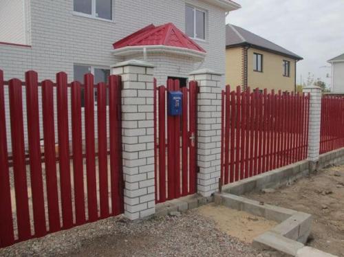 Красивый забор из штакетника своими руками. Установка забора из металлического штакетника: делаем монтаж своими руками