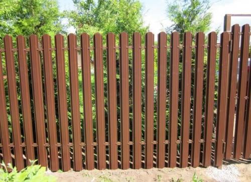 Красивый забор из штакетника своими руками. Установка забора из металлического штакетника: делаем монтаж своими руками