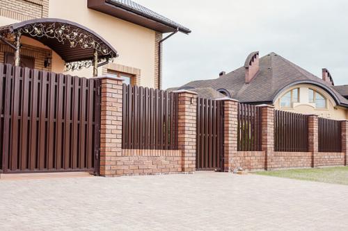 Красивый забор из штакетника своими руками. Установка забора из металлического штакетника: делаем монтаж своими руками