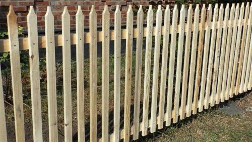 Забор из деревянного штакетника горизонтальный. Устанавливаем деревянный штакетник - бюджетную ограду для дачи
