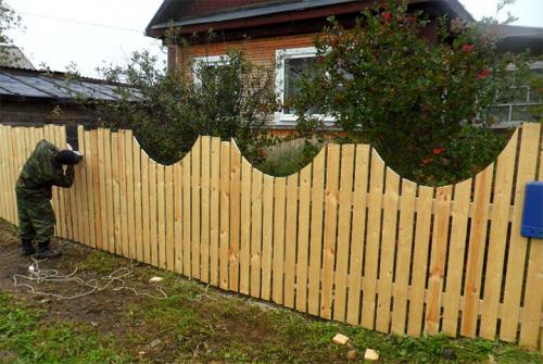Забор из деревянного штакетника горизонтальный. Устанавливаем деревянный штакетник - бюджетную ограду для дачи