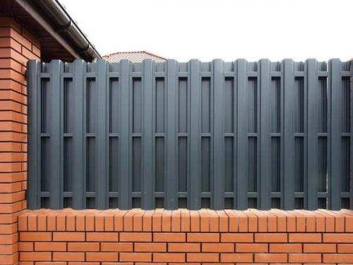 Красивый забор из штакетника своими руками. Установка забора из металлического штакетника: делаем монтаж своими руками