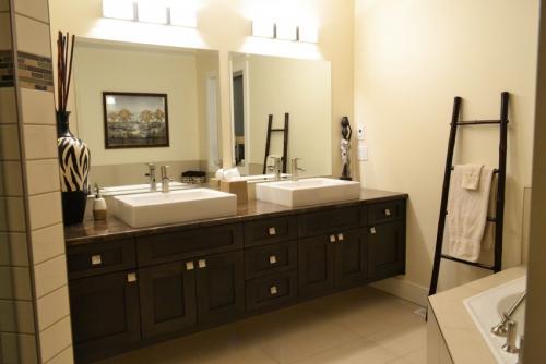 Как украсить столешницу в ванной. Столешница в ванную — возможные материалы и сочетания с интерьером стен (110 фото)