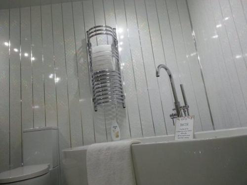 Ремонт ванной комнаты своими руками пластиковыми панелями. Как в ванной обшить стены пластиковыми панелями своими руками