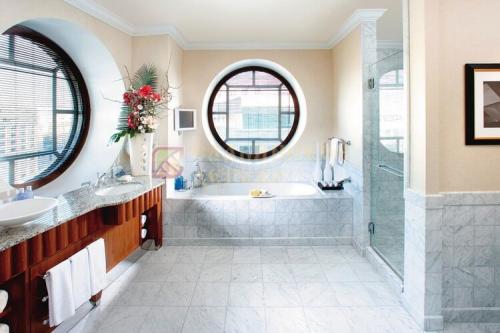 Как украсить окно в ванной комнате. Ванные комнаты с окном: ТОП-200+ лучших фото-идей на 2022 02 Как украсить окно в ванной комнате. Ванные комнаты с окном: ТОП-200+ лучших фото-идей на 2022 02