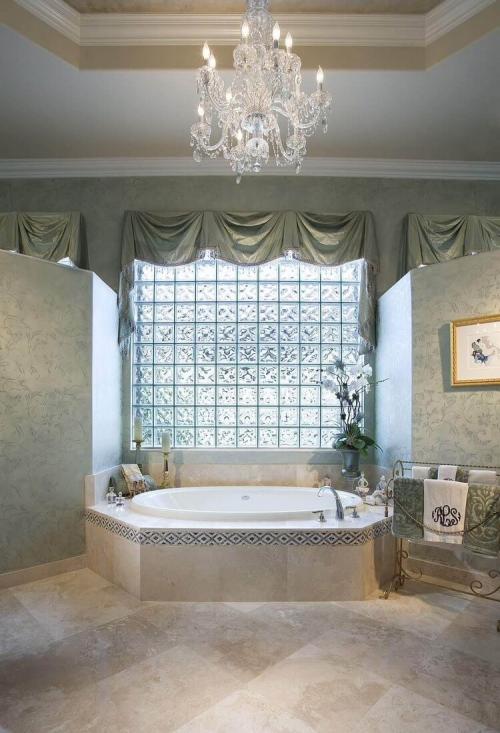 Окно в ванной комнате в частном доме. Декорирование окна в ванной комнате