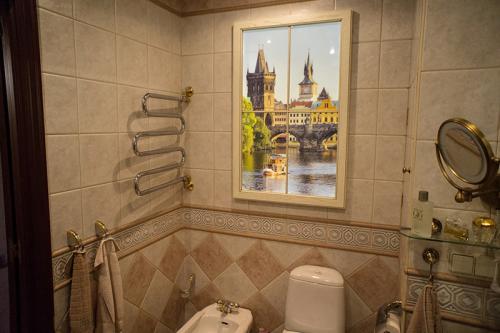 Как оформить маленькое окно в ванной. Вид оконного проема в ванной