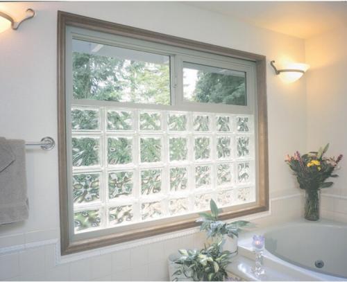 Окно в ванной комнате в частном доме. Декорирование окна в ванной комнате