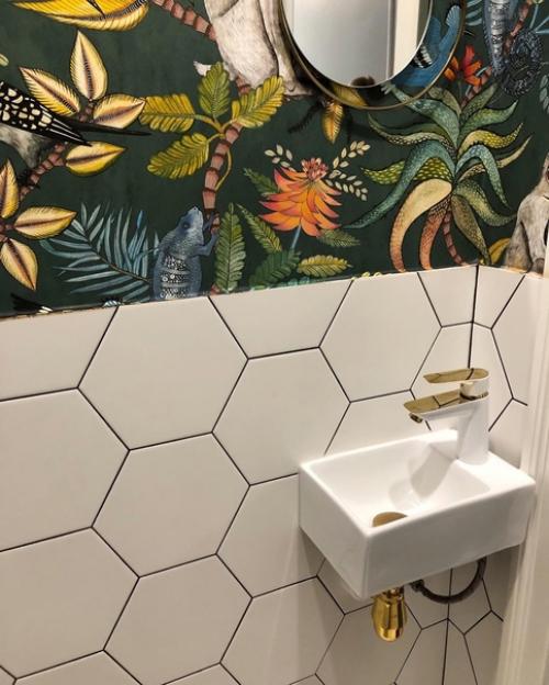 Яркий санузел.  Какое красивое решение для туалета! 02