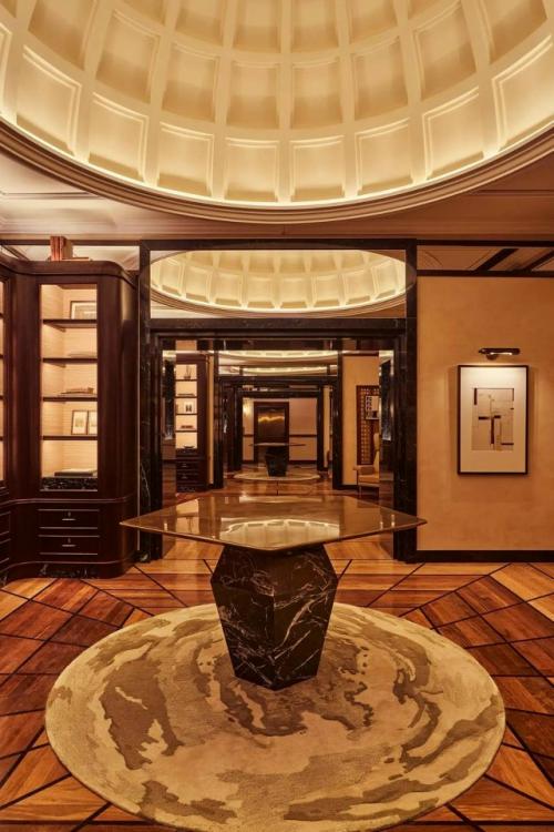 В Риме открылся первый отель легендарного бренда Orient Express - и это не просто новое место на карте города, а настоящее погружение в историю. 03