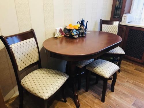 Кухня 9-метровка.  На фото получилось на тона два темнее, чем в реальности. 01