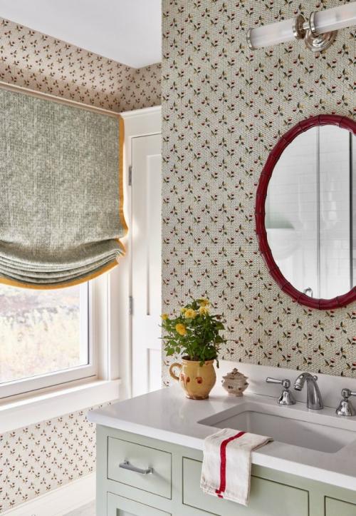 Этот дом словно собран из впечатлений о дальних странах, шумных рынках, текстильных лавках и старых английских коттеджах. 04