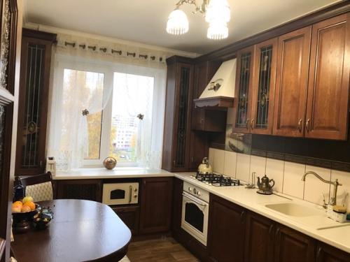 Кухня 9-метровка.  На фото получилось на тона два темнее, чем в реальности.