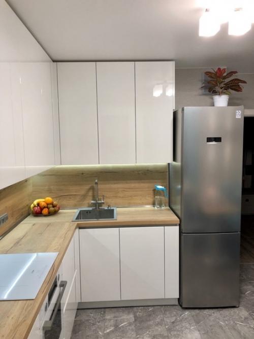 Просторная кухня белого цвета. 01