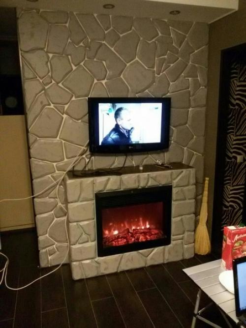 Наша поделка решили сделать отделку стены и камина под камень. 03