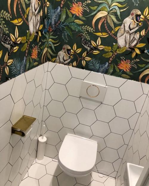 Яркий санузел.  Какое красивое решение для туалета!