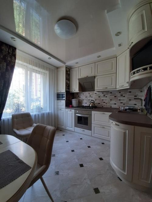 Моя кухня.  Выбрала светлый гарнитур, за 2 года не пожалела. 01