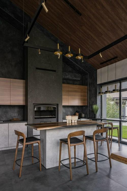 Уют, баланс и внимание к деталям - именно так можно описать этот проект, который начался с небольшой бани и вырос в полноценный семейный дом. 02