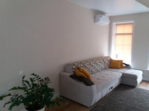 Наш дом мы продолжаем обустраивать его гостинная с кухней. 04