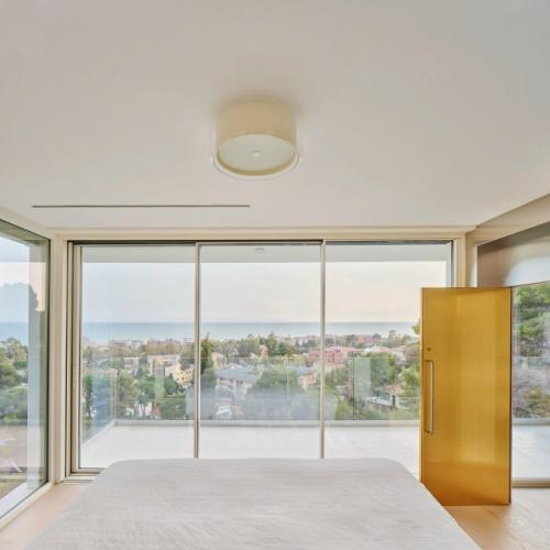 Дом под Барселоной, который архитектор Рауль Санчес полностью преобразил, стал примером смелого подхода к пространству. 01