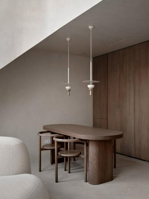 Минимализм, локальный дизайн и выразительные детали - именно эти элементы легли в основу интерьера апартаментов площадью 55 м в Екатеринбурге. 03