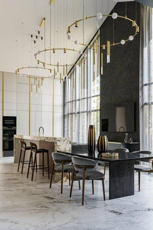 Уют, баланс и внимание к деталям - именно так можно описать этот проект, который начался с небольшой бани и вырос в полноценный семейный дом. 06