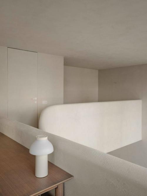 Минимализм, локальный дизайн и выразительные детали - именно эти элементы легли в основу интерьера апартаментов площадью 55 м в Екатеринбурге. 05