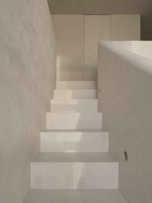 Минимализм, локальный дизайн и выразительные детали - именно эти элементы легли в основу интерьера апартаментов площадью 55 м в Екатеринбурге. 01