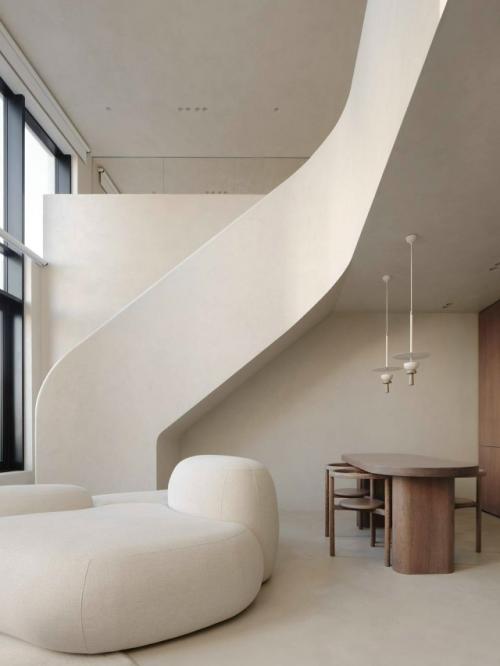 Минимализм, локальный дизайн и выразительные детали - именно эти элементы легли в основу интерьера апартаментов площадью 55 м в Екатеринбурге. 02