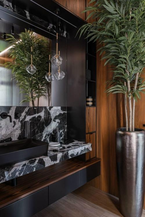 Уют, баланс и внимание к деталям - именно так можно описать этот проект, который начался с небольшой бани и вырос в полноценный семейный дом. 04