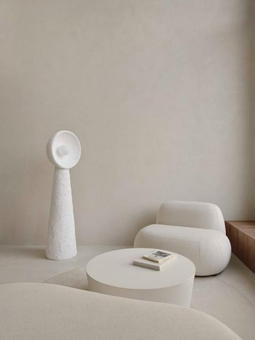 Минимализм, локальный дизайн и выразительные детали - именно эти элементы легли в основу интерьера апартаментов площадью 55 м в Екатеринбурге. 06