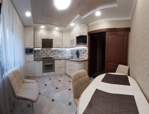 Моя кухня.  Выбрала светлый гарнитур, за 2 года не пожалела.