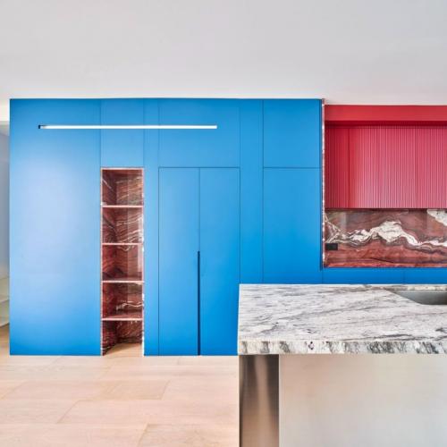 Дом под Барселоной, который архитектор Рауль Санчес полностью преобразил, стал примером смелого подхода к пространству. 04